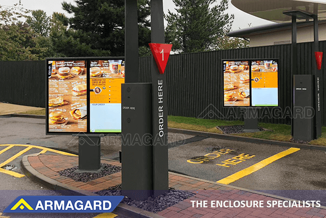 Doppelbildschirm Samsung OH55F digitale Outdoor-Menütafeln bei McDonald's