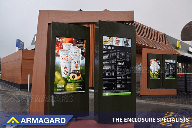 Porträt digitale Outdoor-Menütafel-Gehäuse bei McDonald's